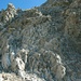 Nach der Rippe wendet man sich etwas nach rechts und steigt über die hellen plattigen aber sehr brüchigen Felsen zum Gipfelhang.