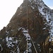 Live von der Seilbrücke - vorne die Steilwand, bei welcher man auf winzigen Stufen hochklettert (KS 4-5) und oben dann der Gipfel des Jegihorn 3206m