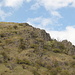 Im Aufstieg zum Milá - Blick zu einigen Felsformationen in der südlichen Bergflanke.