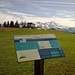 Tafel des Meteo-Wanderwegs, dahinter das Bergrestauran Gäbris mit dem Säntis