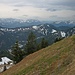 Blick zu Wildem und Zahmem Kaiser; rechts die Berge um den Geigelstein.