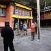 Im Vorhof des Klosters Khumjung