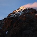 Blick hinauf zum Gipfel der <strong>Dent Blanche</strong> (4357 m) - eingetaucht in die letzten Sonnenstrahlen eines Traumtages.