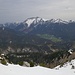 Blick nach Norden von der Marchalm (1905m) aus. Sehr markant das Guffertmassiv in der Bildmitte mit der Guffertspitze (2195m), links und dem Guffertstein (1963m), rechts. Darunter der Ort Steinberg am Rofan (1010m).