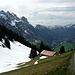 Die untere Hirschberg-Alpe. Im Schneefeld links sieht man die Auf-/Abstiegspur zur Gindlen-Alpe
