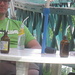 an einem der Nebentische wird Bier mit Strohhalmen getrunken; auch hier sehr ungewöhnlich 