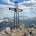 Das Kreuz des Teufelstättkopfs vor der Zugspitze. Links die Berge um das Kienjoch, rechts der Frieder. Hinten das Wettersteingebirge.