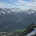 Die Zugspitze dominiert das Bild. Links Kienjoch, rechts Frieder.