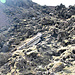 Reste verschütteter Häuser in der Lava