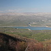 Im Abstieg vom Svilaja (Bat) - Ausblick auf den mitteleren Teil des Stausees Perućko jezero und zum östlich davon gelegenen Teil Dinara-Gebirgszugs mit dem Troglav (1.913 m) als höchsten Gipfel, bereits in Bosnien und Herzegowina. 