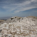 Gipfelbereich Dinara - Teilpanorama 1/10. Blick aus unmittelbarer Nähe des Vermessungspunktes zum Gipfelkreuz und zur nördlichen Gipfelkuppe (links).