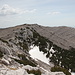 Gipfelbereich Dinara - Blick von der nördlich gelegenen Gipfelkuppe in Richtung Gipfelkreuz (etwas links der Mitte) und Vermessungsstein (rechts dahinter).