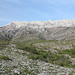 Im Abstieg vom Dinara (Krčić-Route) - Ausblick hinauf in Richtung des massigen Gipfelaufbaus. Unsere Route führte u. a. durch den am linken Bildrand im Ansatz zu erkennenden Wald.