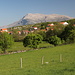 In Vinalić (01.05.2012) - Auslick in Richtung Dinara. Wir befinden uns innerhalb der Ortsschilder von Vinalić. Die Häuser im Vordergrund könnten laut Karte und einem Hinweisschild aber auch zu Jare gehören - die Übergänge zwischen den kleinen Dörfern sind mitunter nicht leicht nachzuvollziehen.