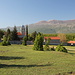 Am Manastir Dragović (01.05.2012) - Das serbisch-orthodoxe Kloster hat eine wechselvolle Geschichte hinter sich. So wurde u. a. im Zusammenhang mit der Errichtung des Stausees Perućko jezero der Standort umverlegt. Im Hintergrund ist der Svilaja, auf der gegenüberliegenden Seite des hier nicht sichtbaren Stausees, zu sehen.
