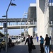 Ankunft im sonnigen Zypern am Flughafen von Λάρνακα (Lárnaka). Vom Flughafen kann man mit einem Shuttlebus direkt in die Hauptstadt Λευκωσία (Lefkosía) fahren.