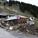 Lawinenschäden an den Alpgebäuden auf Fatnell