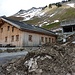 Eine mächtige Lawine hat diesen Winter die Alpgebäude erschüttert