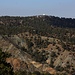 Aussicht vom Hotelfenster in Τρόοδος (Tróodos) nach Nordostensten auf den Gebirgswald und eine Radarstation auf einem östlichen Vorgipfel des Όλυμπος (Ólympos). 