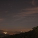Nacht in Τρόοδος (Tróodos) mit Sicht auf den Gipfel Παπουτσά (Papoutsá; 1554m) und das aufgehende Sternbild Skorpion.
