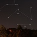Blick am zweiten Abend in Τρόοδος (Tróodos) nach Süden zur sternarmen Region der Frühlingssternbilder südlich der Wasserschlange (Hydra). Die Sternbilder Luftpumpe (Antlia) und Kompass (Pyxis) sieht man von Mitteleuropa noch sehr knapp über Südhorizont. Das Sternbild Segel (Vela) bleibt dagegen unbeobachtbar und steigt auch in Zypern nie vollständig über den Horizont.<br /><br />Die Sterne:<br /><br />Antlia:<br />α Antliae: Helligkeit 4.28mag; 366Lj. Entfernung; Spektrum K4III; 2,2 Sonnemasse; 53 Sonnedurchmesser; 555 Sonnenleuchtkraft<br />ε Antliae: 4.51mag; 700Lj.; K3IIIa<br />ι Antliae: 4.60mag; 199Lj.; K0III; 11D[S]; 73L[S]<br />ϑ Antliae: Doppelstern 4.78mag ( A:5.6mag / B:5.7mag); 384Lj.; A7V / G7III; 3.1M[S] (A+B); 40L[S] (A+B); Umlaufzeit 18.32 Jahre; Maximaler Abstand 0.1"<br /><br />Hydra:<br />ξ Hydrae: 3.54mag; 129Lj.; G8III; 2.9M[S]; 10D[S]; 58L[S]<br />β Hydrae: Doppelstern 4.29mag ( A:4.7mag / B:5.5mag); 365Lj.; B9IIIspSi (A); 3.1+2.9M[S]; 4D[S] (A); 210+105L[S]; Umlaufzeit 1000 Jahre; Maximaler Abstand 1.7"; Stern A ist α CVn-Veränderlich mit Amplitude 0.04mag in 2.344 Tagen<br />HR 4162: 4.87mag; 479Lj.; M1III<br />χ1 Hydrae: 4.92mag; 142Lj.; F3IV-V<br /><br />Pyxis:<br />α Pyxidis: 3.67mag; 845Lj.; B1.5III; 10.7M[S]; 6.3D[S]; 100000L[S]<br />β Pyxidis: 3.95mag; 388Lj.; G7II-III; 28D[S]<br />γ Pyxidis: 4.02mag; 209Lj.; K3III; 178L[S]<br /><br />Vela:<br />ψ Velorum: Doppelstern 4.60mag ( A:4.1mag / B:4.6mag); 60Lj.; F3IV / F0V; 1.5+1.5M[S]; 1.6+1.2D[S]; 6.0+3.8L[S]; Umlaufzeit 34 Jahre; Maximaler Abstand 0.7"<br />q Velorum: 3.85mag; 103Lj.; A2V; 2.2M[S]; 1.8D[S]; 22L[S]