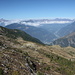 Dalla Forcarella di Cava panorama verso l'Alpe d'Albèa e il fondovalle, sulla destra la [http://www.hikr.org/tour/post5629.html Cima del Simano] in Val di Blenio