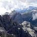 Ein Stuck aus Alpinisteig von Elferscharte,2650m am Fusse des Elfernordwand, mit Einser oder Cima Una dahinter, im Bildmitte.