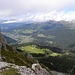 Tiefblick zum Rotwandwiesen, am Fusse des Rotwandkopfe und Sextnertal, mit Karnischer Alpen im Hintergrund.