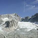 <b>Dopo l’attraversamento del Sidelenbach, a circa 2530 m di quota, si segue una cresta detritica, che lambisce il Sidelengletscher: il ghiacciaio che si spinge fino a circa 150 m dalla capanna. </b>