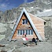 <b>Due laghetti glaciali precedono il singolare rifugio: un tetto a due falde giunge sino a terra. </b>