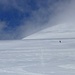 Andreas schwebt den flachen Gletscher hinab