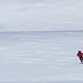 Andreas schwebt den flachen Gletscher hinab