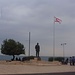 Girne / Κερύνεια (Kerýnia): Atatürk Anıtı mit den Flaggen der Türkei und der nur von der Türkei als Unabhängig anerkannten Türkischen Republik Nordzypern.