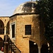 Lefkoşa: In der mitte des Büyük Han befindet sich eine kleine Moschee die über einem ehmaligen Reinigungsbrunnen gebaut wurde.