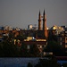Aussicht im Zoom vom Dach des City Royal Hotels in Lefkoşa zur Altstdt mit den beiden Minaretten der Selimiye Camii.
