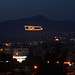 Während der Nacht blinkt die riesige Fahne (Kuzey Kıbrıs Türk Cumhuriyeti) an den Berghängen des Beşparmak.