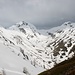 <b>All’altezza dell’Alpe Val d’Olgia (2063 m) ne approfitto per fotografare l’alta Val Bedretto, ancora completamente imbiancata, fatta eccezione per la strada, che verrà riaperta fra un paio di settimane. </b>