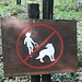 Unterwegs im Nacionalni park Plitvička jezera (Nationalpark Plitvicer Seen) - Neben etlichen eindeutigen Verbotsschildern begegnet uns in der Nähe des Eingangs auch dieses: "Wölfe fangen verboten"? <br />oder etwa doch nur: "Hunde nicht ableinen"? ;-).