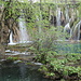 Unterwegs im Nacionalni park Plitvička jezera (Nationalpark Plitvicer Seen) - Umgeben von klarem Wasser, unzähligen Wasserfällen und üppiger Vegetation.
