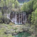 Unterwegs im Nacionalni park Plitvička jezera (Nationalpark Plitvicer Seen) - Blick von einem oberhalb der Seen verlaufenden Waldwanderweg zum Wasserfall Veliki prštavac.