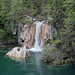 Unterwegs im Nacionalni park Plitvička jezera (Nationalpark Plitvicer Seen) - Blick von einem oberhalb der Seen verlaufenden Waldwanderweg (hier nördlich des Okrugljak jezero). Zu sehen ist ein Wasserfall, über den Wasser in den Okrugljak jezero stürzt. 