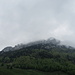 Die Alp Sigel befreit sich  vom Nebel und schon sieht man einen Gleitschirmflieger am Himmel