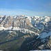 Nördliche Karwendelkette, dahinter die Hinterautal-Vomper-Kette mit dem höchsten Karwendelgipfel (Birkkarspitze; hinten, linke Bildhälfte).