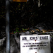 Was das altehrwürdige Bergweg-Schild wohl zur Jux-Tafel beim Cholloch sagt? Schlechter Nachbar!