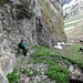 Nun noch ein T5-Abstieg von der Alp Bogarten direkt hinunter. [u Maveric] geht voran; das Gelände ist sehr steil und die Nässe machte die Sache nicht viel angenehmer. 