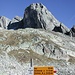 <b>È una magnifica giornata: il cielo sereno fa risaltare le imponenti pareti granitiche del Bergseeschijen. <br />Il suffisso “Schijen” è molto ricorrente nei toponimi delle montagne urane; sono curioso di scoprirne il significato. Purtroppo il vocabolario non riporta questo termine. In Internet trovo che probabilmente il vocabolo Schijen, derivante dal dialetto walser, ha assunto il significato di corno (Horn), quale denominazione di montagne.</b><br />