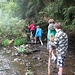 De terugweg naar ons verblijf gaat door de rivier (ik ben de persoon met de boomstam)