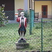 Strana e caratteristica statua in un giardino di Erve...........un poco macabra....