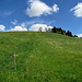 Aufstieg zum Schafberg, der Himmel noch blau mit Schönwetterwolken