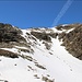 der Aufstiegsweg führt bis zum Felsriegel, dann rechts übers Schneefeld empor